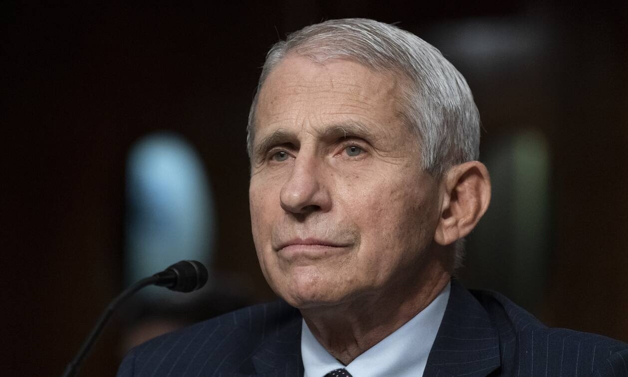 Μετάλλαξη Όμικρον: Προειδοποίηση Φάουτσι για πέμπτο κύμα της πανδημίας