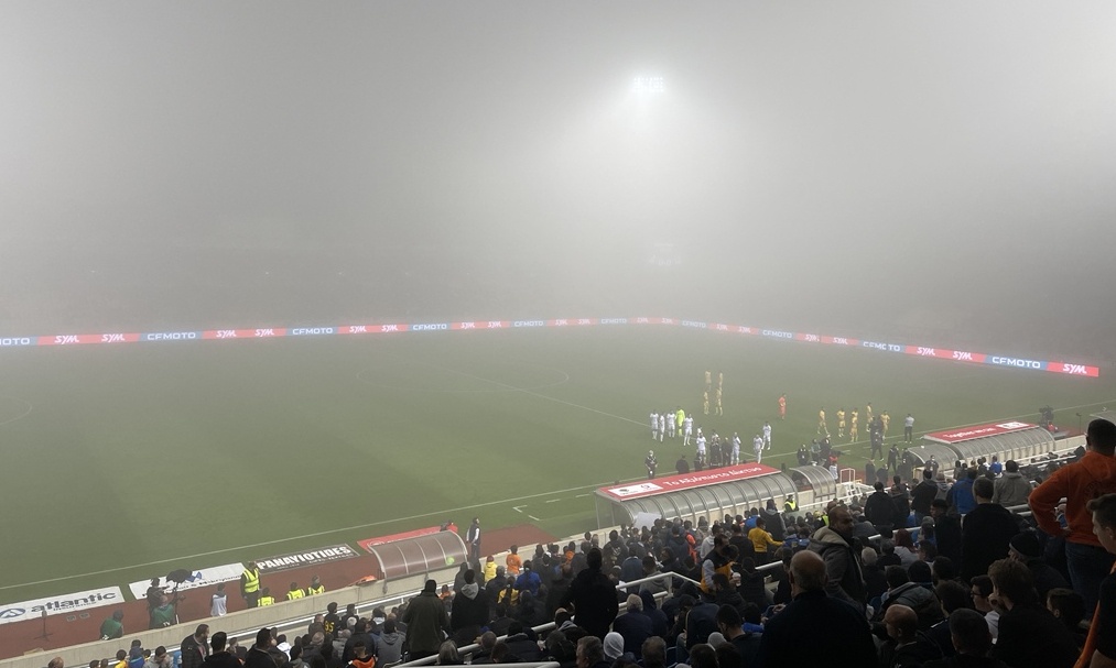 Κύπρος: Δεν έβλεπαν μπροστά τους - Η ομίχλη διέκοψε το ντέρμπι ΑΠΟΕΛ-Ομόνοια! (video+photos)