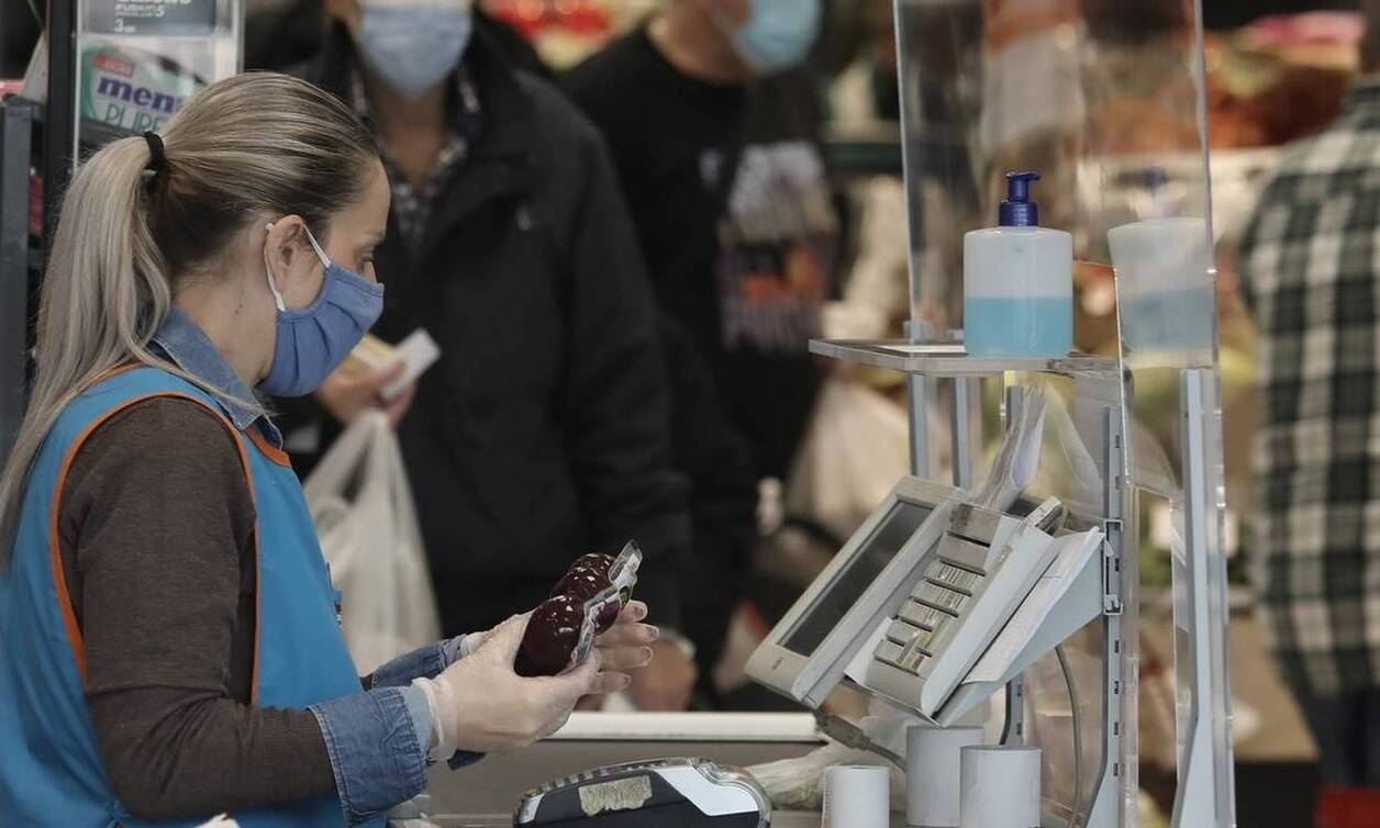 Έρευνα Intrum: 7 στους 10 Έλληνες αγοράζουν λιγότερα αγαθά - 1 στους 2 με εκπρόθεσμους λογαριασμούς