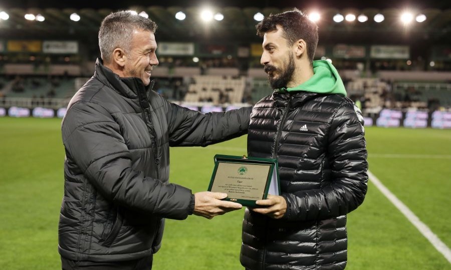 Παναθηναϊκός-Βόλος: Ο Σαραβάκος βράβευσε τον Γκελαούζο στη Λεωφόρο (video+photos)