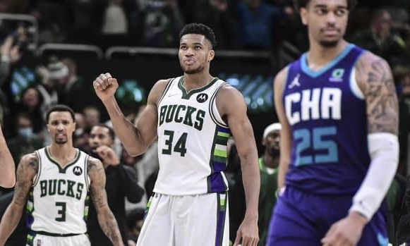 NBA: «Τέζαρε» τους Χόρνετς ο Αντετοκούνμπο (photos+video)