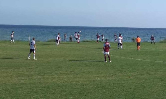 Παίζεις με... βατραχοπέδιλα - Το ελληνικό γήπεδο που η θάλασσα μπαίνει μέσα (photos+video)