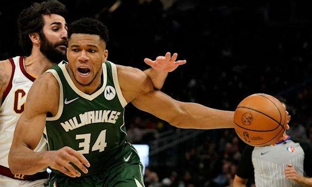 NBA: Μαγικός Αντετοκούνμπο οδηγεί τους Μπακς (photos+video)