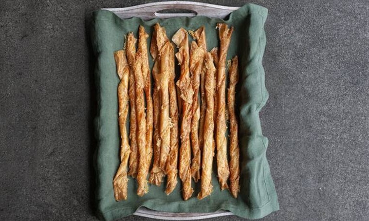 Άκης Πετρετζίκης: Κριτσίνια παρμεζάνας από φύλλο κρούστας