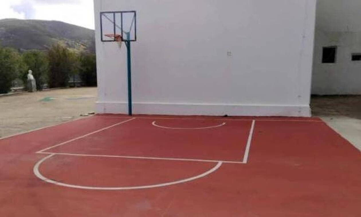 Νάξος: Η εξήγηση για την μπασκέτα στη... γωνία του γηπέδου που έγινε viral