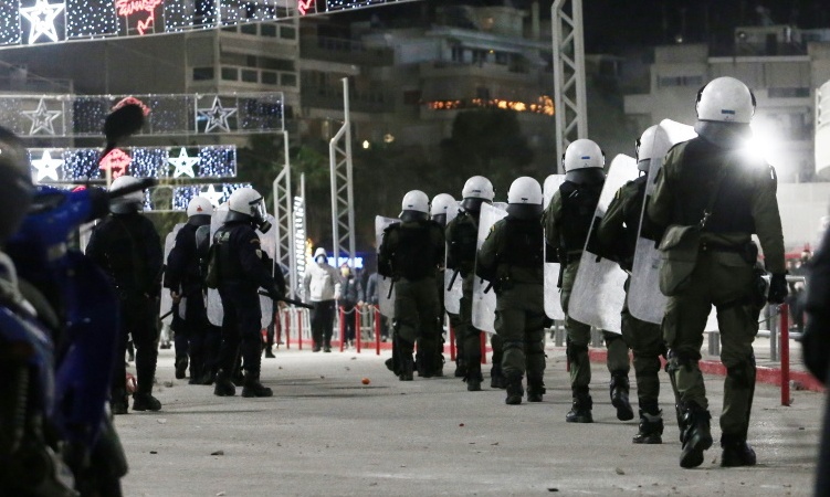 Ολυμπιακός-Άρης: Eικόνες από τα επεισόδια στο Καραϊσκάκη (photos)