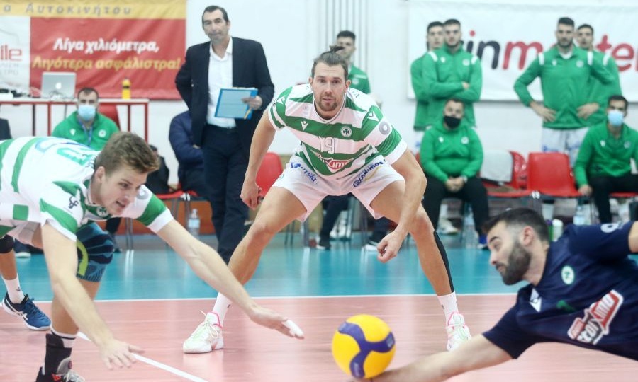 Ολυμπιακός - Παναθηναϊκός: Διακοπή μετά από αντικείμενα στους παίκτες των «πράσινων»