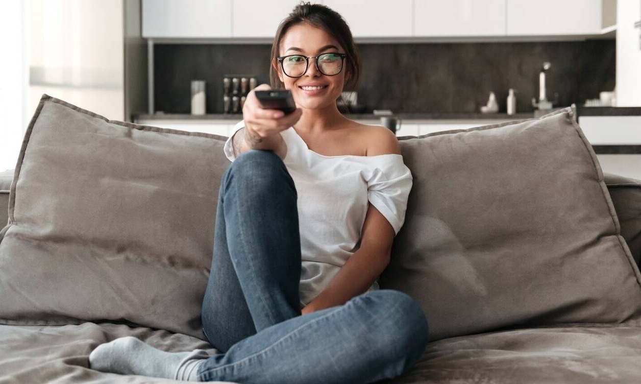 Πώς το binge watching καθιερώθηκε ως η πιο απολαυστική σπιτική εμπειρία θέασης