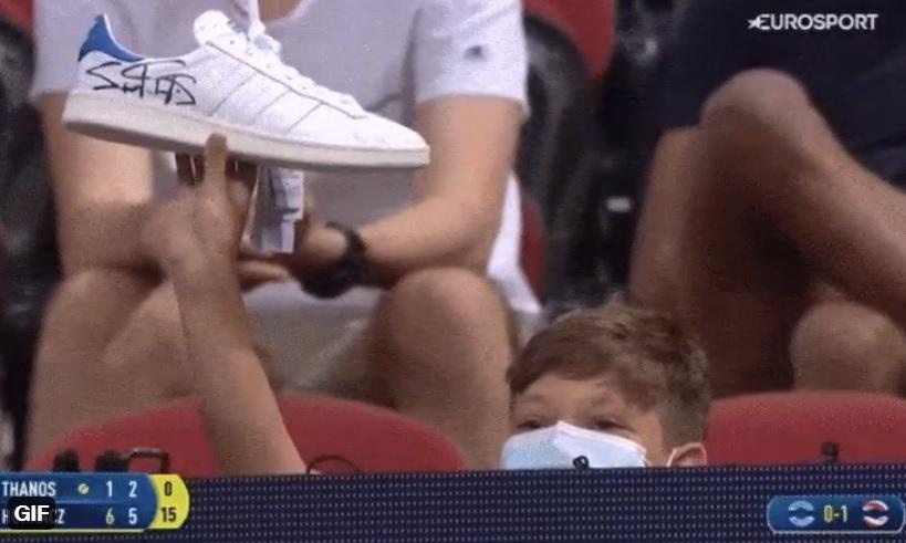 ATP Cup: Το δώρο του Τσιτσιπά σε πιτσιρικά (video)
