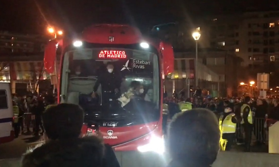 Οπαδοί της Σοσιεδάδ έσπασαν το πούλμαν της Ατλέτικο! - Οργή Σιμεόνε! (video)