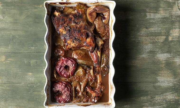 Άκης Πετρετζίκης: Ψητό μπούτι αρνιού με μήλα και φινόκιο