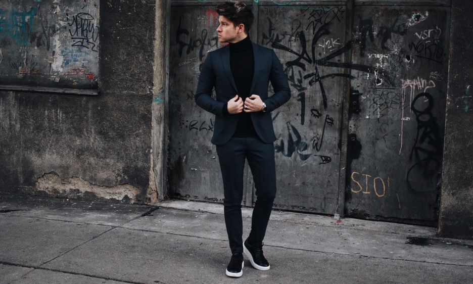 Πώς συνδυάζονται άψογα τα sneakers με ένα κοστούμι;