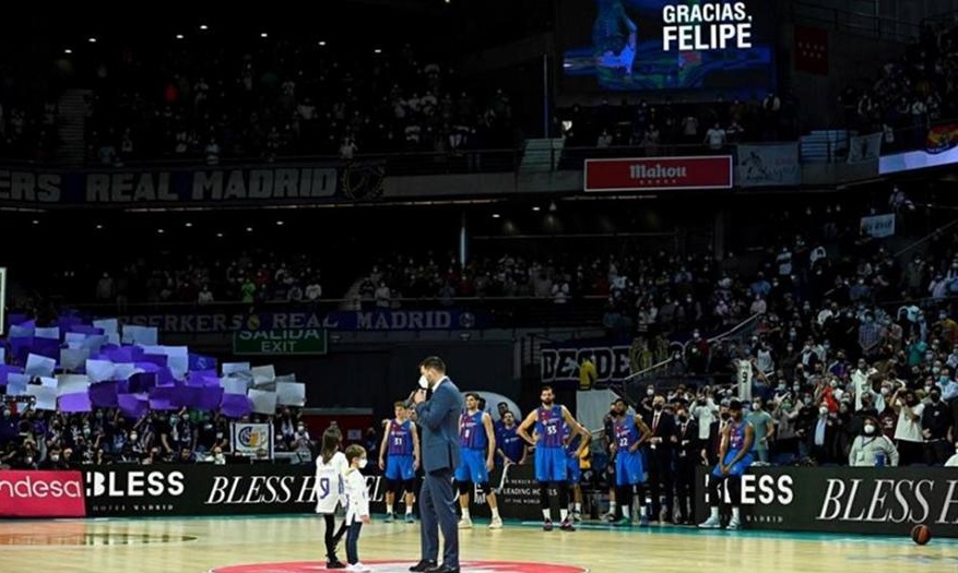 Ρεάλ Μαδρίτης-Μπαρτσελόνα: Διακοπή στο clasico για να τιμηθεί ο Ρέγες (video)