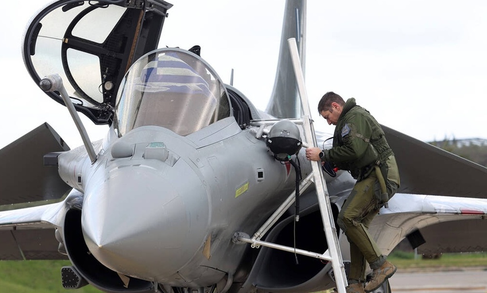 Rafale: Τελικά αρέσουν στις γυναίκες οι πιλότοι των μαχητικών;