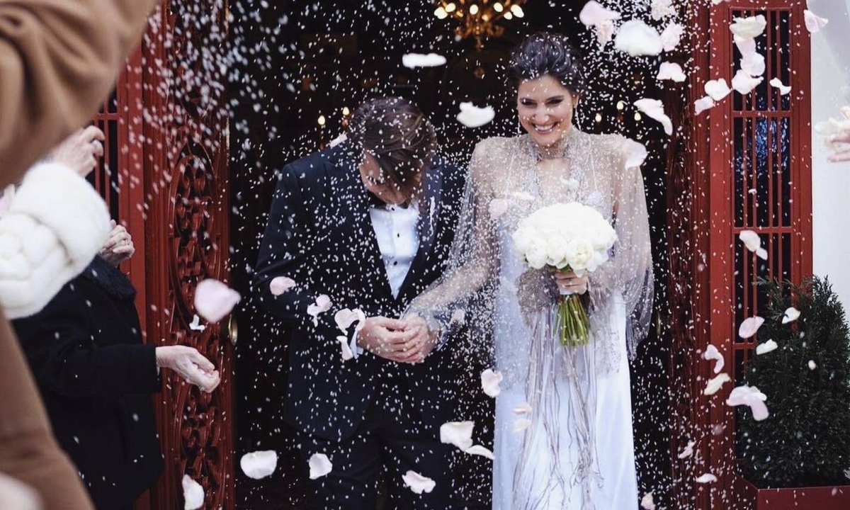 Παραμυθένιος ο γάμος γνωστού ζευγαριού! Η κούκλα νύφη και το γαμήλιο τραπέζι που μας ξετρέλανε