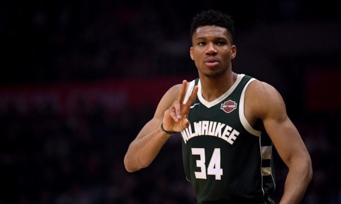 Γιάννης Αντετοκούνμπο: Το... γεύμα στη συνέντευξη Τύπου μετά τη βαριά ήττα (video)