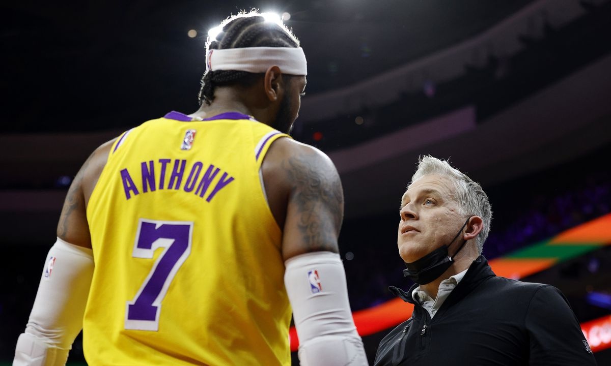 NBA: Εκτός αγώνων των Σίξερς ο οπαδός που έβριζε τον Καρμέλο (photos+video)