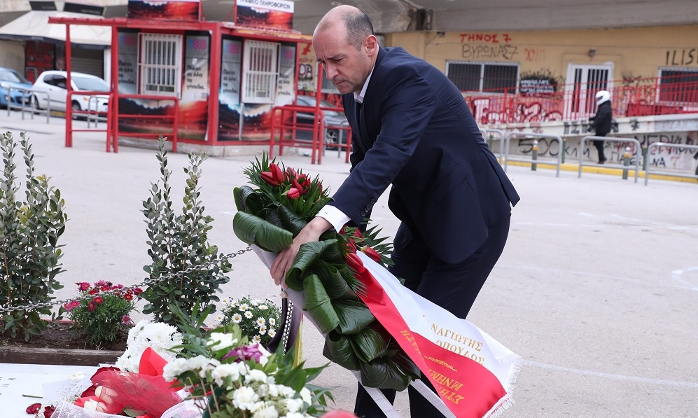 Ολυμπιακός: Ο Π.Αγγελόπουλος στο μνηνείο των θυμάτων της Θύρας 7