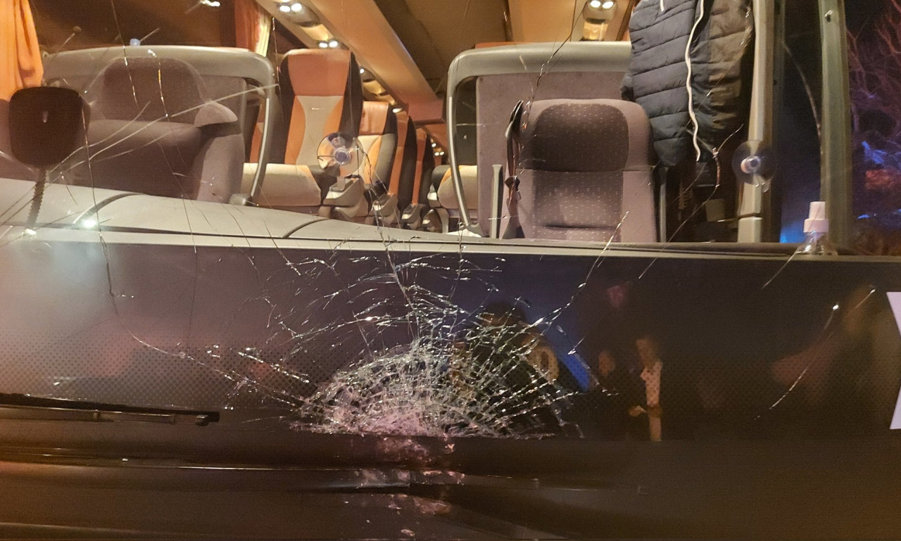 Πολεμική ατμόσφαιρα στην Κύπρο: Χειρονομίες Ουάρντα – Πέτρες στο πούλμαν της Ανόρθωσης (pics+vid)