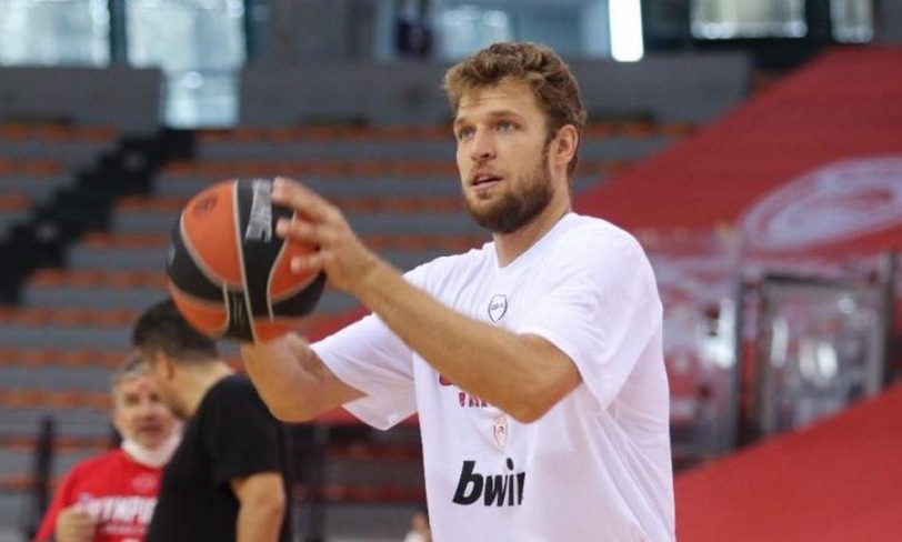 Ολυμπιακός: Ο MVP Σάσα Βεζένκοφ απαντά στις ερωτήσεις των φιλάθλων (video)