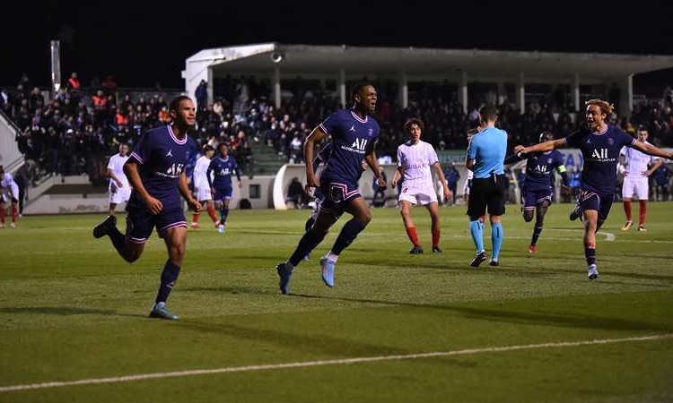 Παρολίγον τραγωδία στο UEFA Youth League: Κατέρρευσε κερκίδα στο Παρί-Σεβίλλη