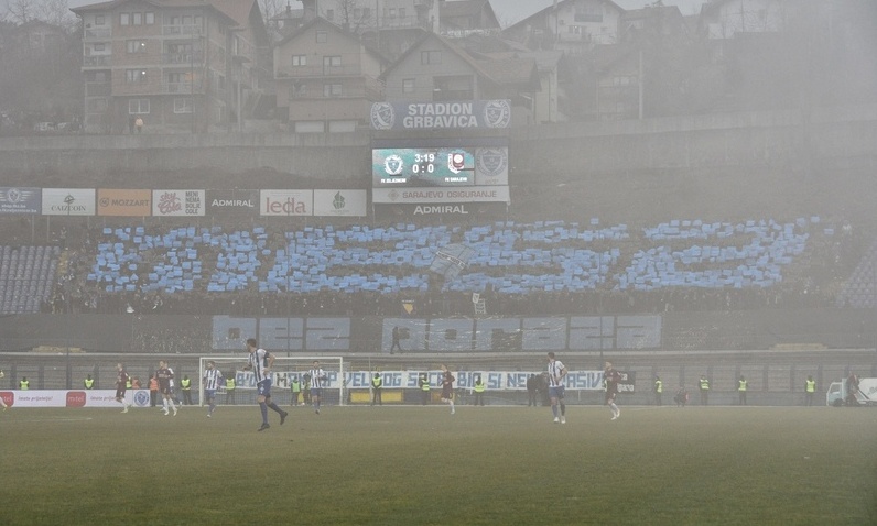 Χαμός στο ντέρμπι της Βοσνίας - Εισβολή οπαδών και μάχες σώμα με σώμα! (video)