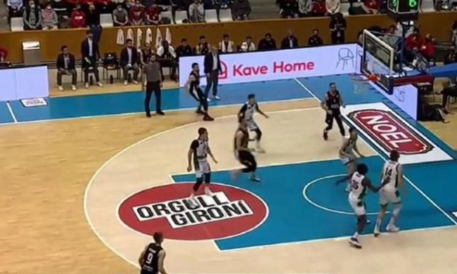 Απίστευτος Μαρκ Γκασόλ! Πέτυχε καλάθι πίσω από την μπασκέτα (video)