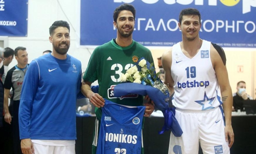 Ιωνικός-Παναθηναϊκός ΟΠΑΠ: Βραβεύτηκε για την προσφορά του στην ομάδα της Νίκαιας ο Χουγκάζ