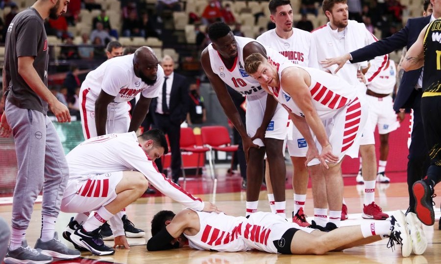 Ολυμπιακός-Άρης: «Πάγωσαν» με Λούντζη, αποδοκιμασίες στο ΣΕΦ από τον λιγοστό κόσμο (video)