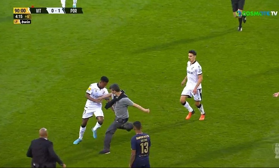 Απίστευτο! Οπαδός μπήκε στο γήπεδο και κλωτσούσε παίκτες στο Γκιμαράες-Πόρτο! (video)