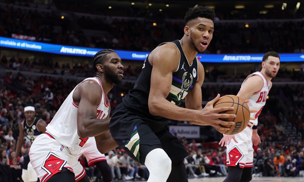 NBA: Διέλυσαν τους Μπουλς και πήραν το πλεονέκτημα με break οι Μπακς (videos)