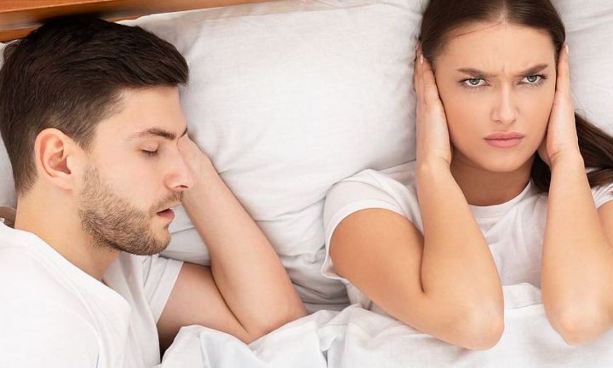 Ροχαλητό: Οι αιτίες, η αντιμετώπιση και το «αποτελεσματικό» κόλπο με τα μαξιλάρια κατά τον ύπνο