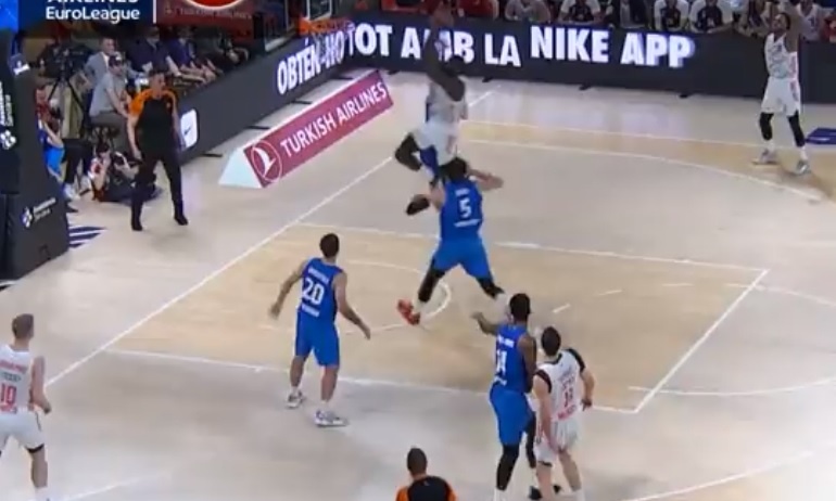 Μπαρτσελόνα-Μπάγερν: Απίθανος Χάντερ, «κατεδαφίζει» την μπασκέτα (video)