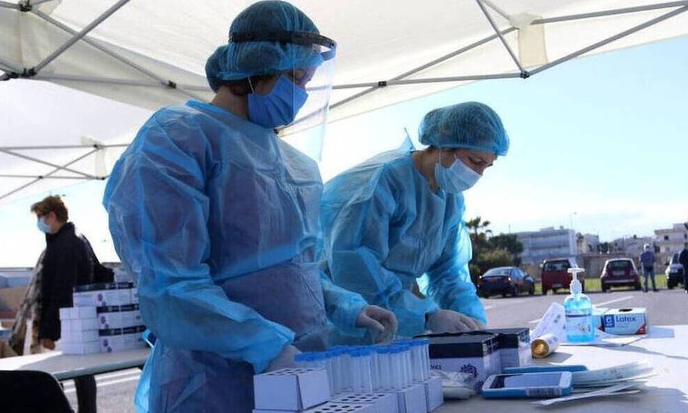 Κρούσματα σήμερα: 8.015 νέα ανακοίνωσε ο ΕΟΔΥ - 32 θάνατοι και διασωληνωμένοι 231