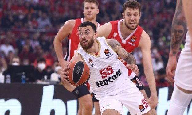 Ολυμπιακός-Μονακό: Τα συγχαρητήρια του Τζέιμς και η «ερυθρόλευκη» υπόκλιση