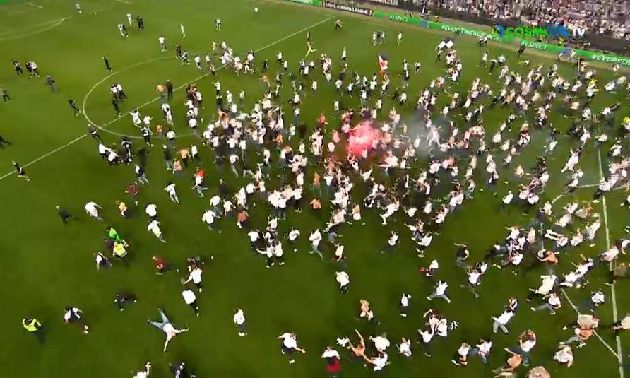 Europa League: Χαμός στην Φρανκφούρτη - Μια «αγκαλιά» παίκτες και οπαδοί της Άιντραχτ (vid)