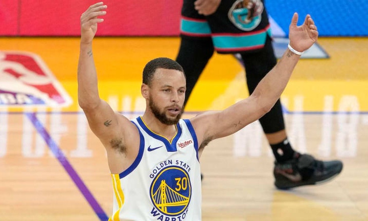 NBA: Απίθανος Στεφ Κάρι - Συνεχίζει να «πυροβολεί» και να γράφει ιστορία (video)