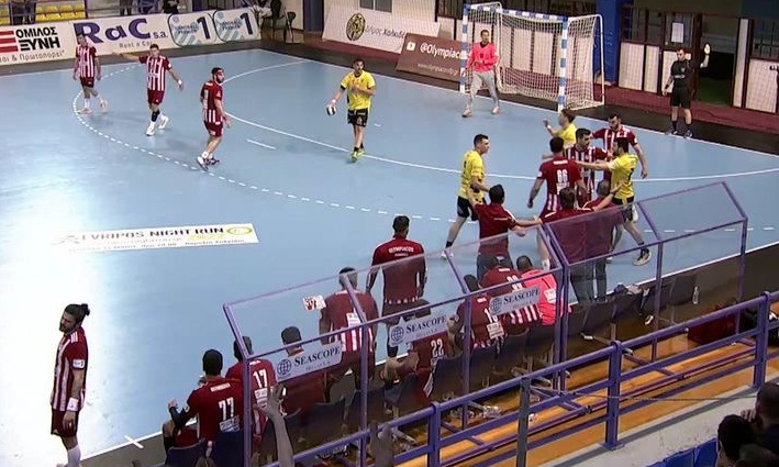 Χάντμπολ: Η στιγμή της έντασης στο Ολυμπιακός-ΑΕΚ (photos+video)