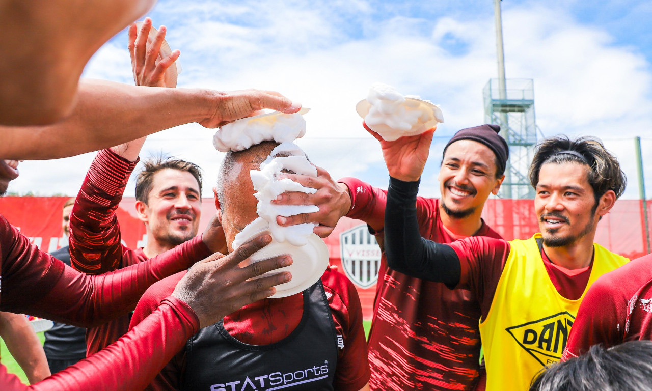 Ευχές με τουρτοπόλεμο για τον 38χρονο Αντρές Ινιέστα! (video+photos)