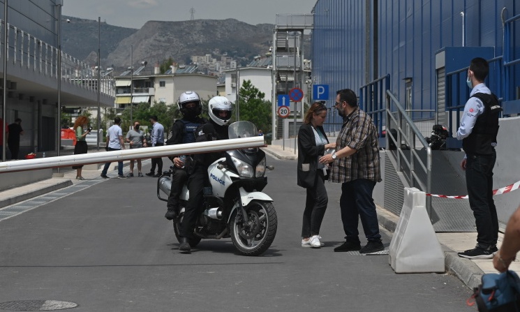 Οδηγός παρενοχλούσε κοπέλα και έπεσε με το αμάξι σε βιτρίνα εμπορικού κέντρου (video)