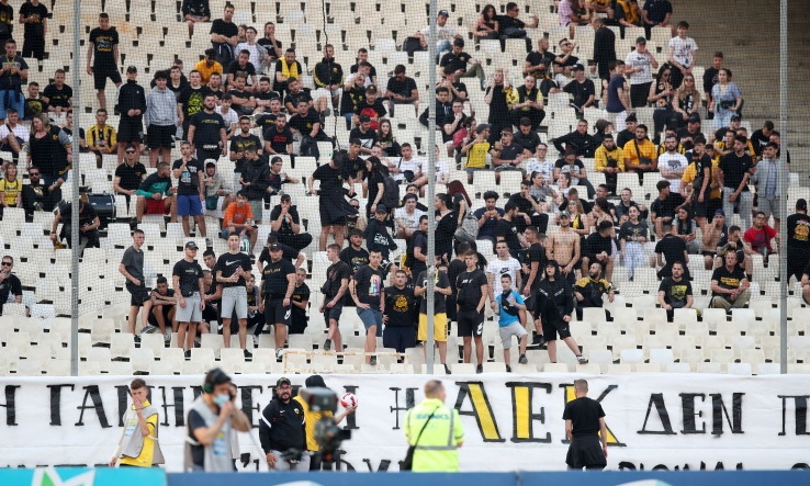 AEK-Ολυμπιακός: Εκρηκτική ατμόσφαιρα στο ΟΑΚΑ - Γιούχα και συνθήματα κατά πάντων (photos)