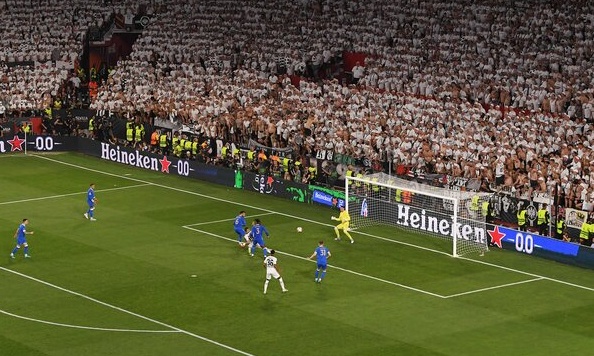 Τελικός Europa League: Αήττητη και κουπάτη με Τραπ, Μπορέ η Άιντραχτ Φρανκφούρτης (vids+pics)