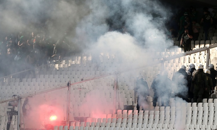 Τελικός Κυπέλλου Ελλάδας: Ένταση στις εξέδρες με την αστυνομία (photos+video)