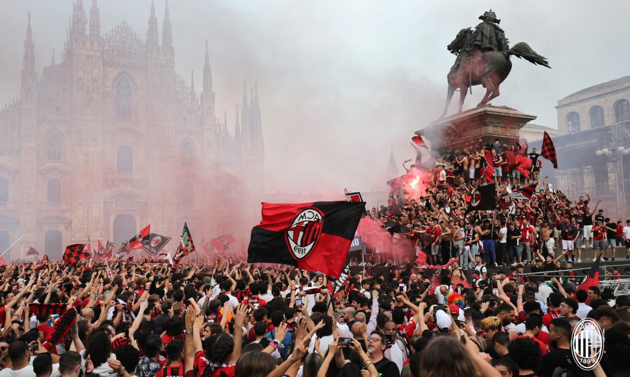 Serie A: Τρέλα στο Μιλάνο - Με πούρο ο Ζλάταν Ιμπραϊμοβιτς στην απονομή της Μίλαν! (videos)