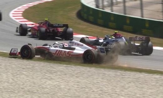 Formula 1: Η εφιαλτική εκκίνηση του Χάμιλτον - Από 4ος έπεσε 19ος (video)