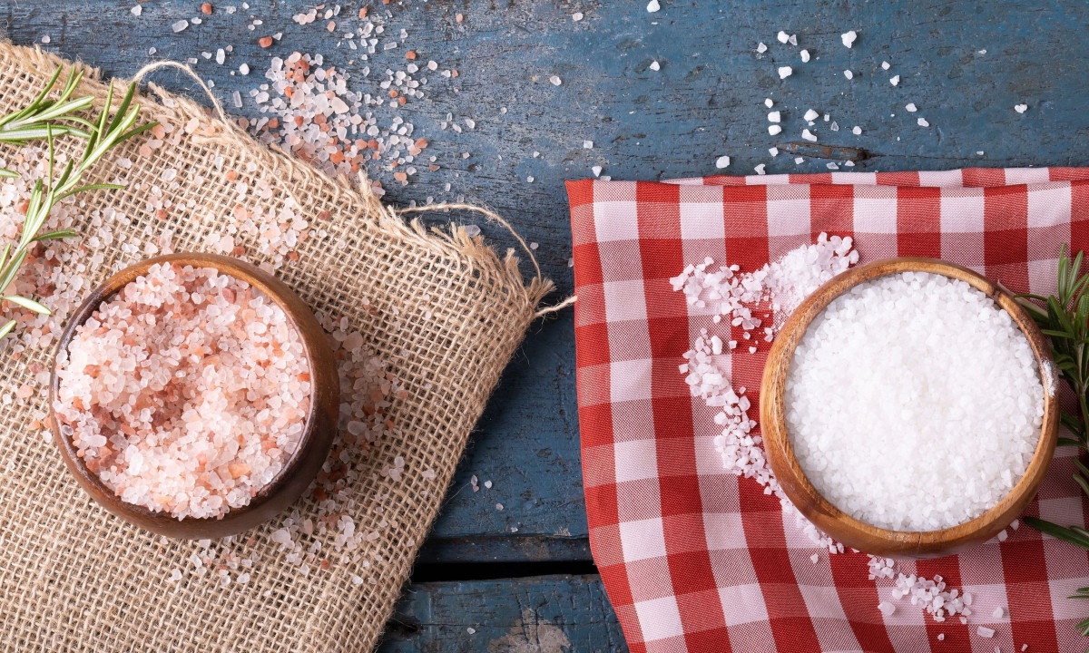 Αλάτι στο φαγητό: Ποια προβλήματα υγείας προκαλεί και πώς θα το μειώσετε (εικόνες)
