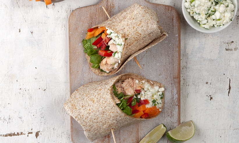 Άκης Πετρετζίκης: Wrap ολικής με σολομό και τυρί cottage