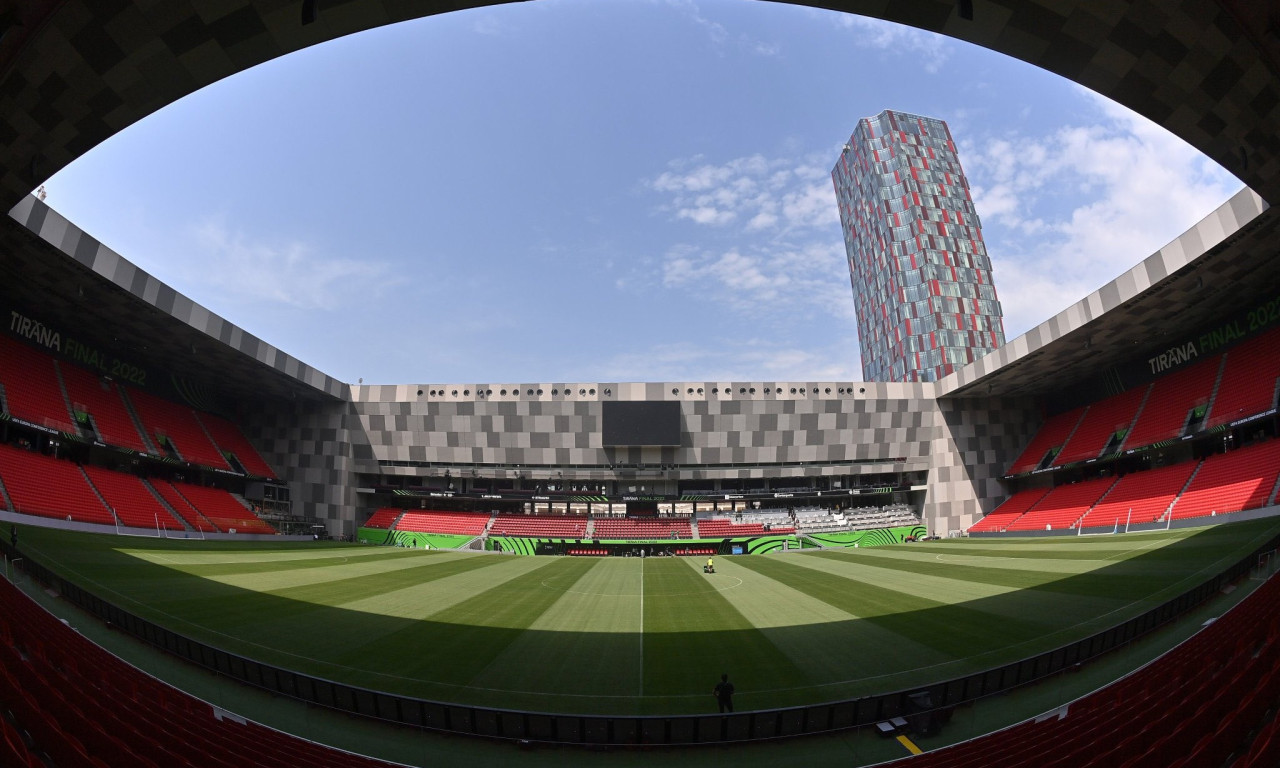 Τελικός Europa Conference League: Μάχες σώμα με σώμα ανάμεσα σε οπαδούς Ρόμα και Φέγενορντ (vid)