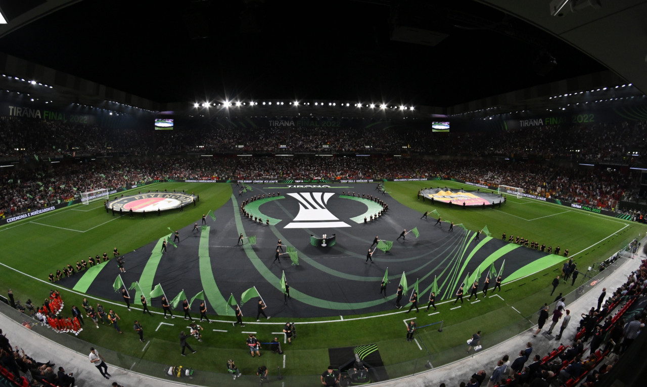 Ρόμα-Φέγενορντ: Απίστευτη αποθέωση στον διαιτητή - Σηκώθηκε πανό στις εξέδρες