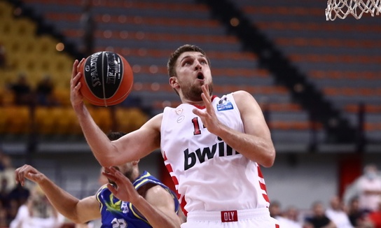 Ολυμπιακός: Ο Βεζένκοφ ισοφάρισε τα ρεκόρ καριέρας του σε ριμπάουντ και ασίστ